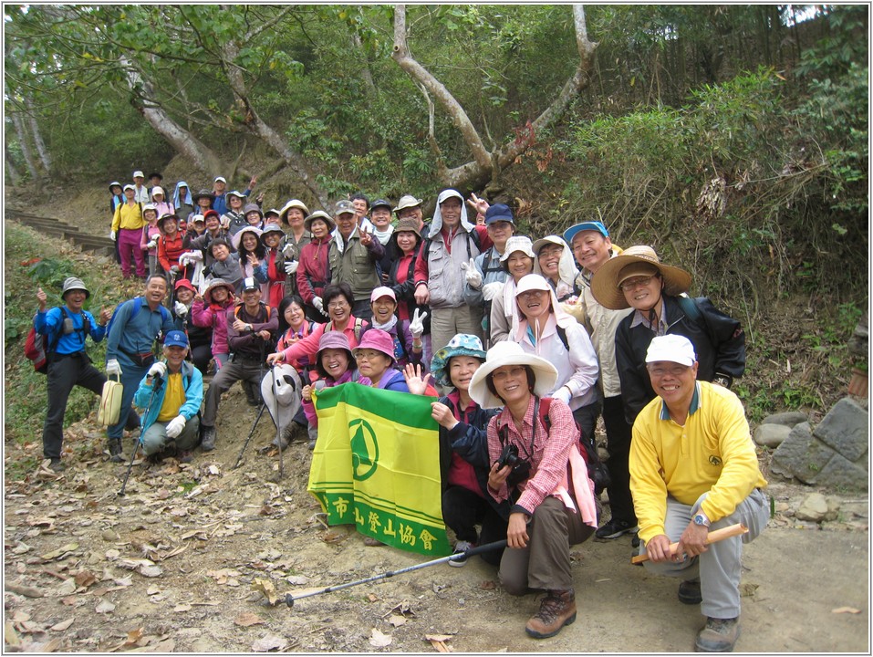 2013-02-23 08-55-16鈺鼎步道起點合影.JPG